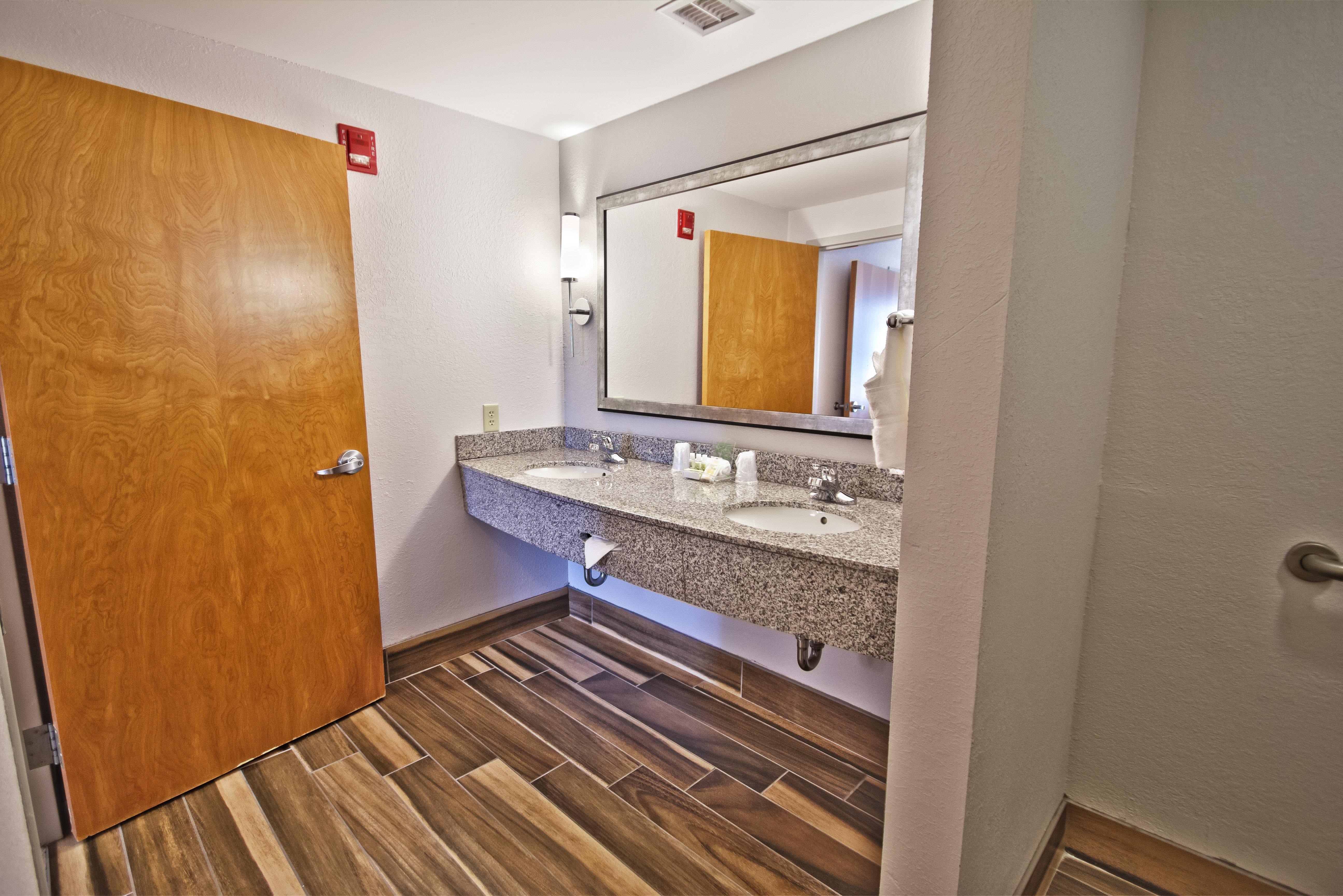 Holiday Inn Manahawkin/Long Beach Island By Ihg Esterno foto